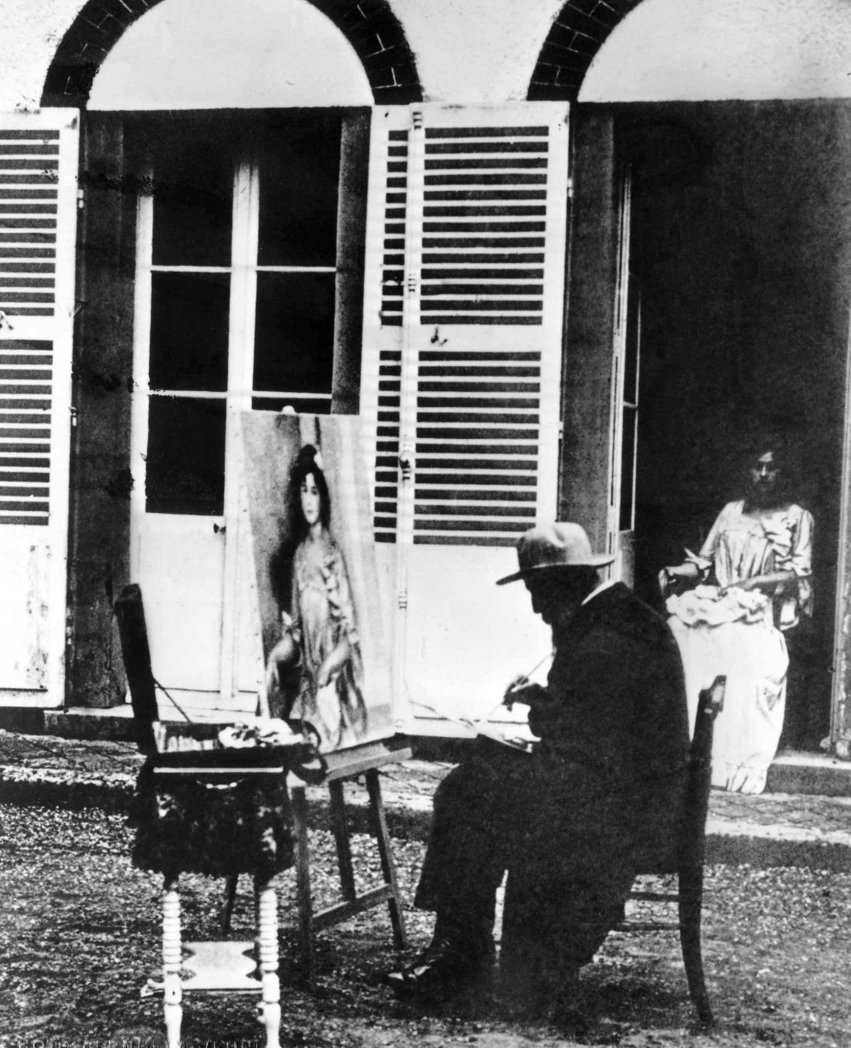    Auguste Renoir   au Pavillon de Bellune, à Fontainebleau. Il séjourna plusieurs semaines pour peindre le portait de Madame Josse Bernheim-Dauberville et Madame Gaston Bernheim de Villers 