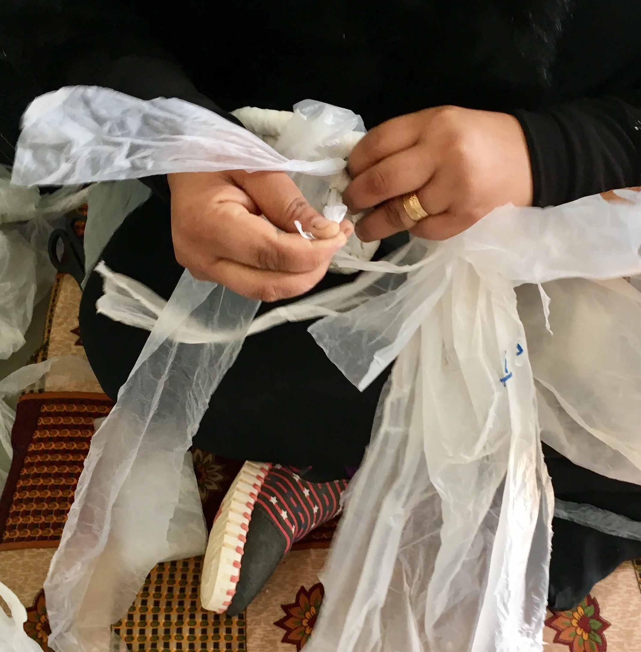  Woven old plastic bags to make matts 