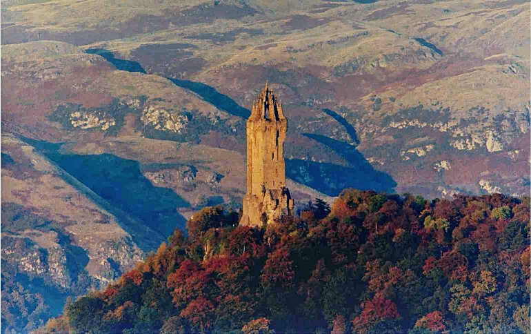 Wallace_Monument_,_Stirling,_Scotland,_in_Autumn.jpg