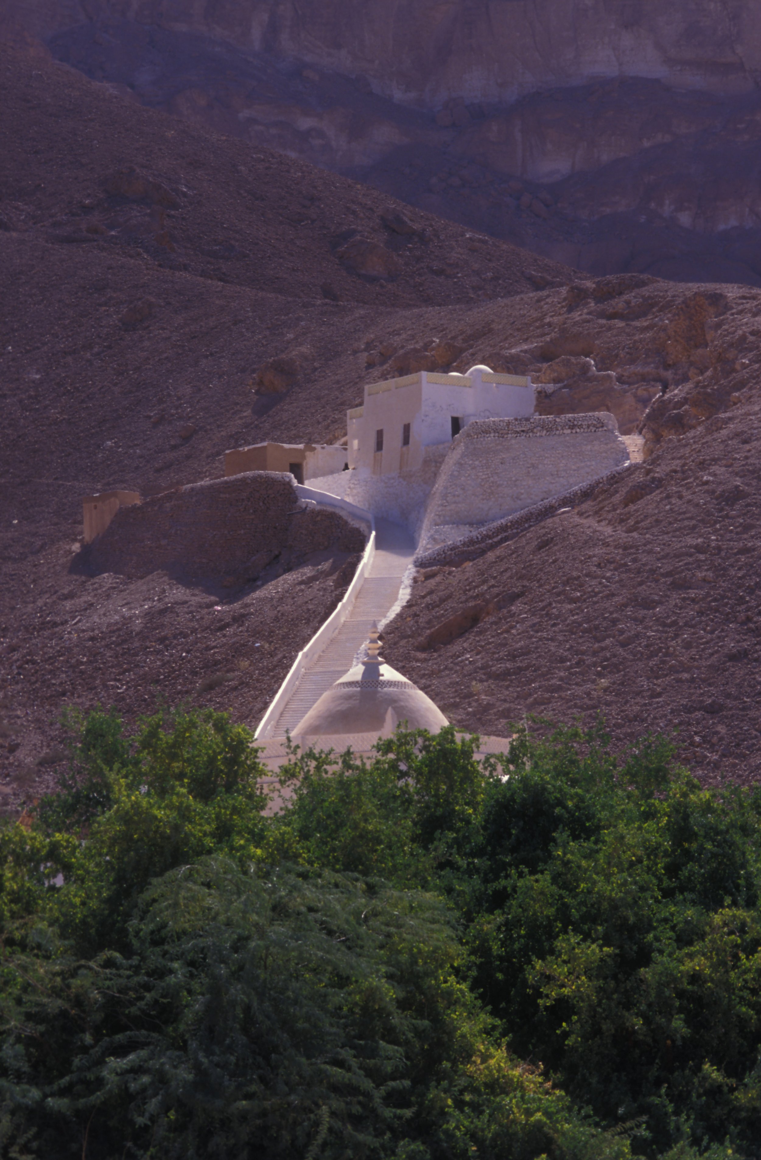 Yemen_hadramawt stair shrine_MikeTonkin.jpg