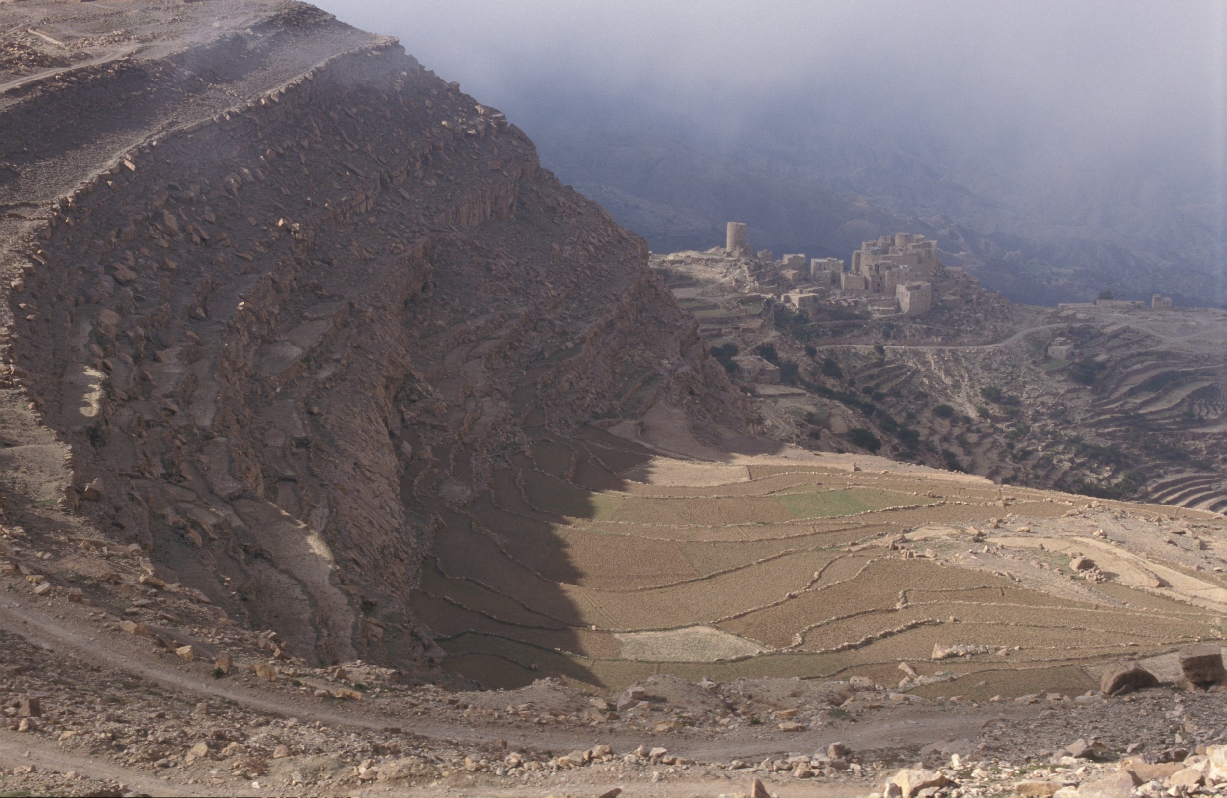 Yemen_mountain valley road_MikeTonkin.jpg