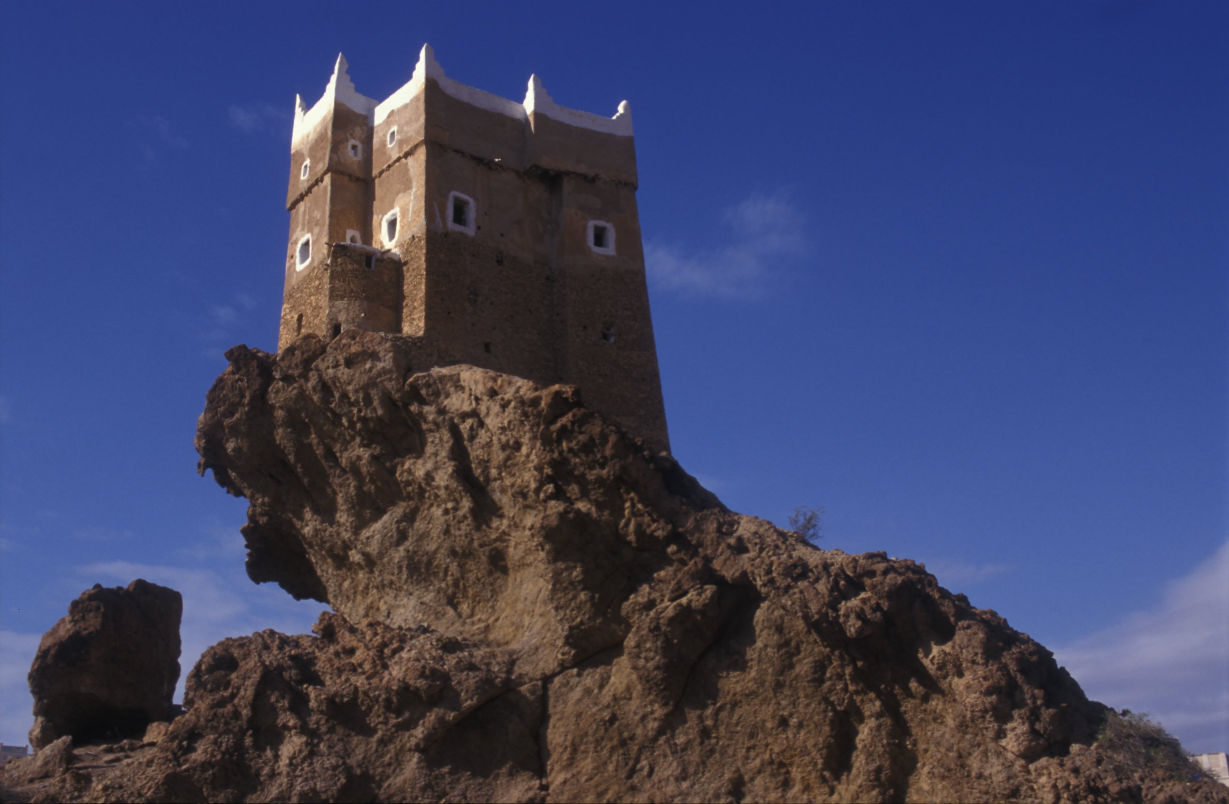 Yemen_mukalla watchtower rock_MikeTonkin.jpg