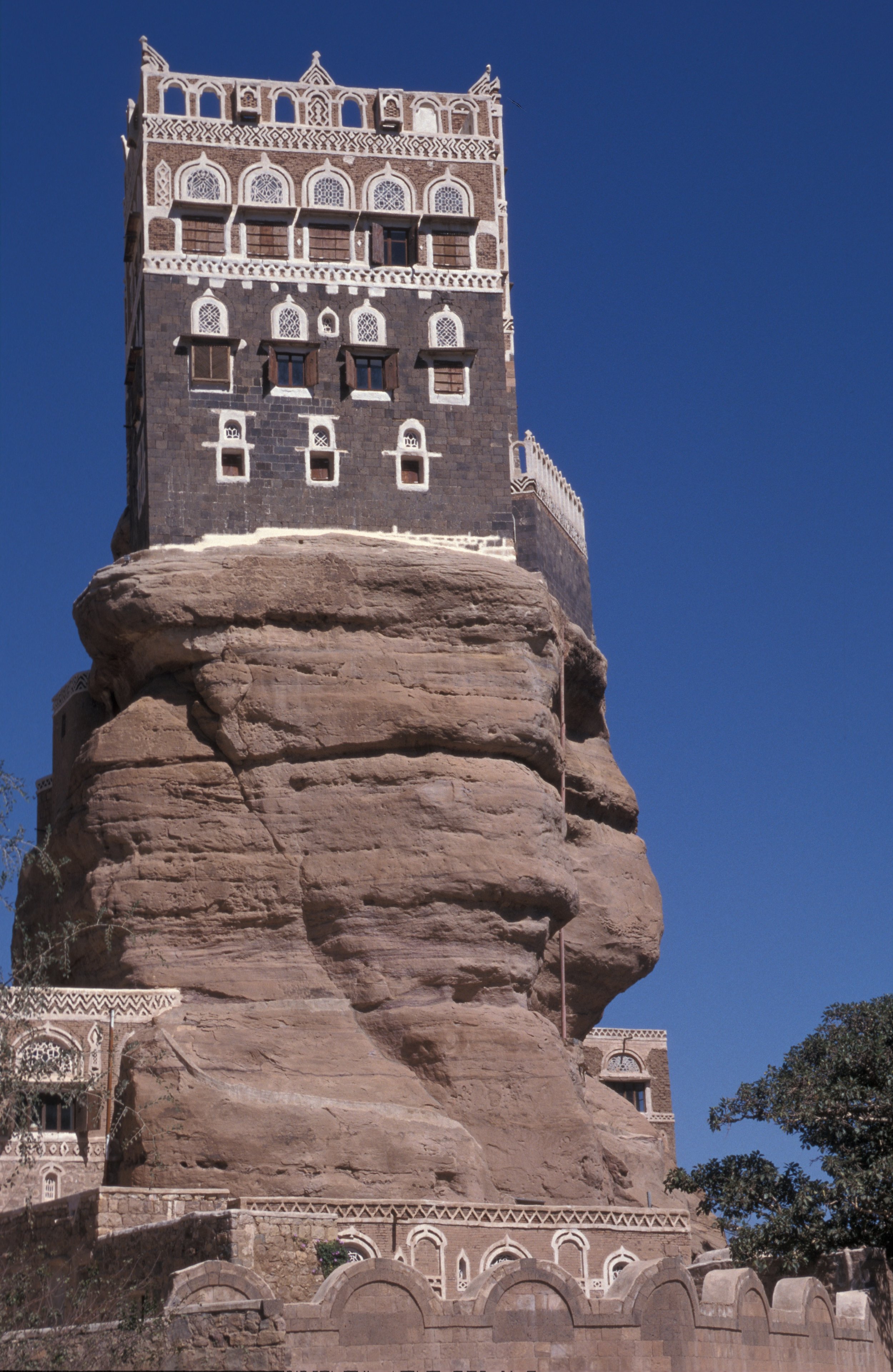 Yemen_yahya rock palace_MikeTonkin.jpg