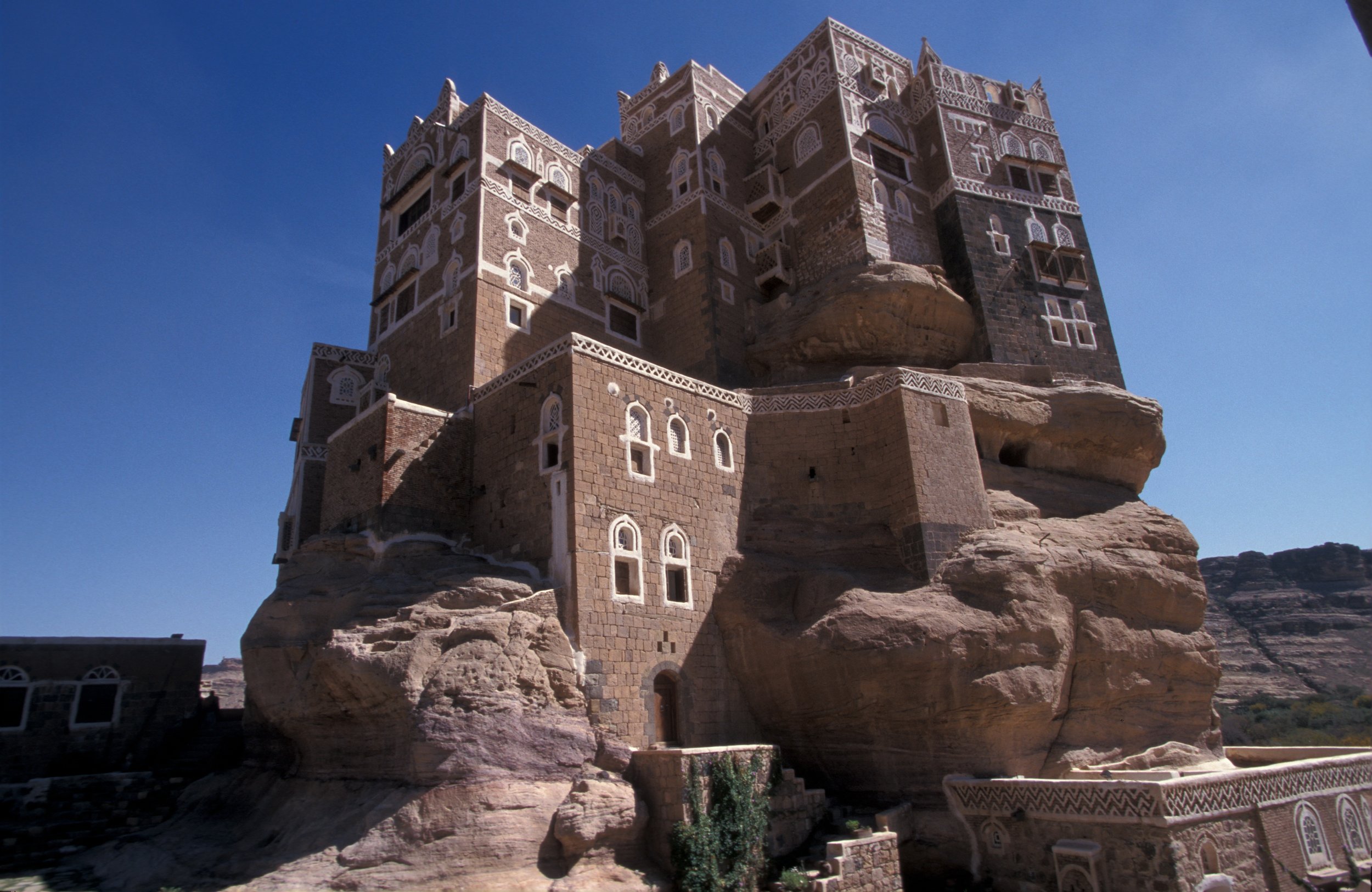 Yemen_yahya rocks blocks_MikeTonkin.jpg