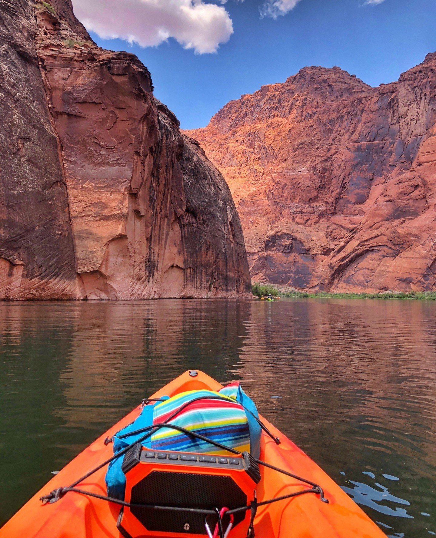Looking for a cool dip while you're in Southern Utah? 💦 A water-based adventure is a must, and the towering sandstone walls of @glencanyonnps are just the cure for a hot summer day. ⁠
⁠
Kaying down the Colorado River through Horseshoe Bend is undoub