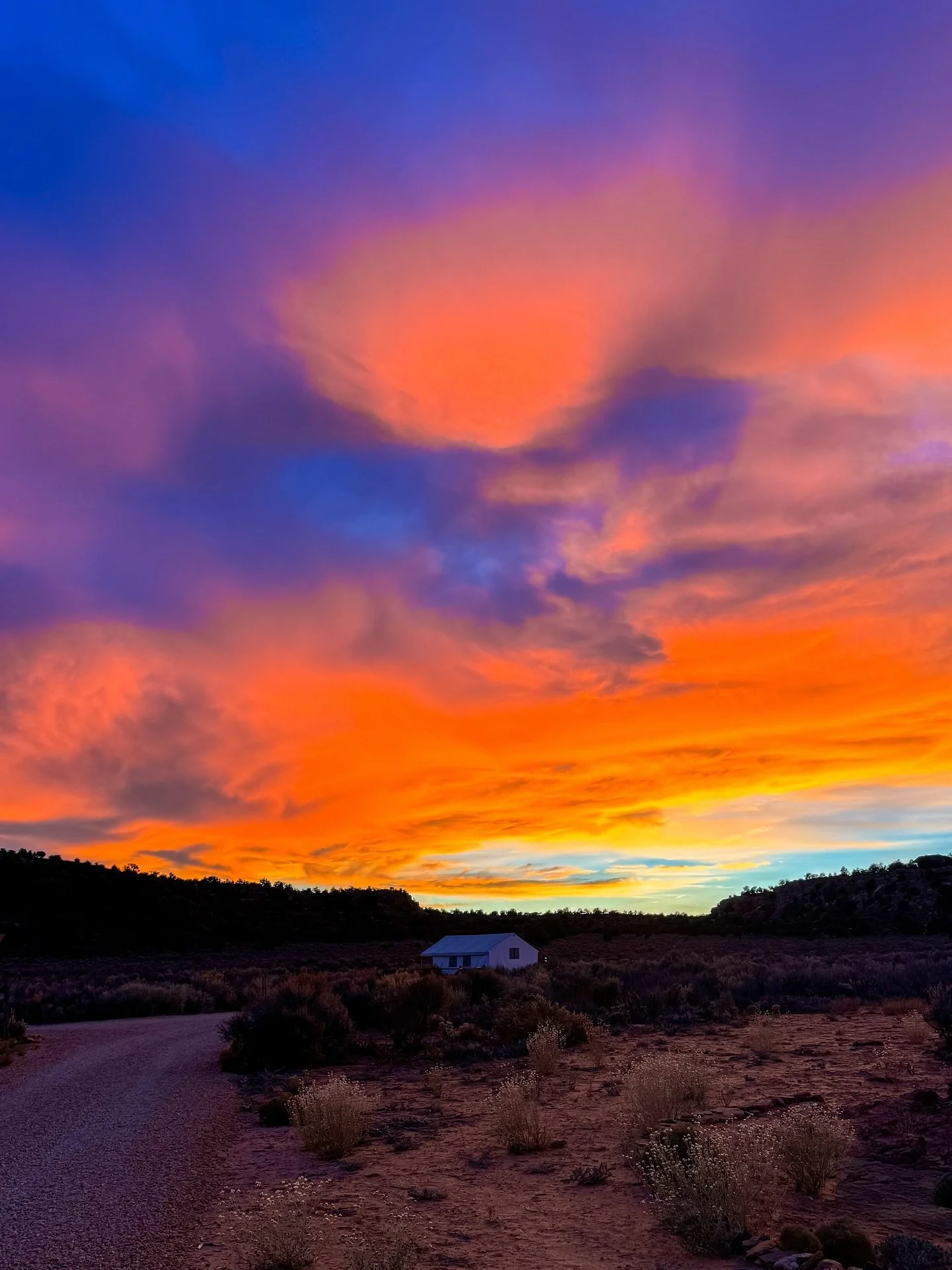 Hey Siri, show me something beautiful&hellip; 😍 

Fall sunsets have officially stolen our hearts. But it&rsquo;s not surprise, fall means lingering clouds, warm days, crisp nights, the perfect recipe for epic sunsets. 

Swipe ➡️ for the video. 

#ba