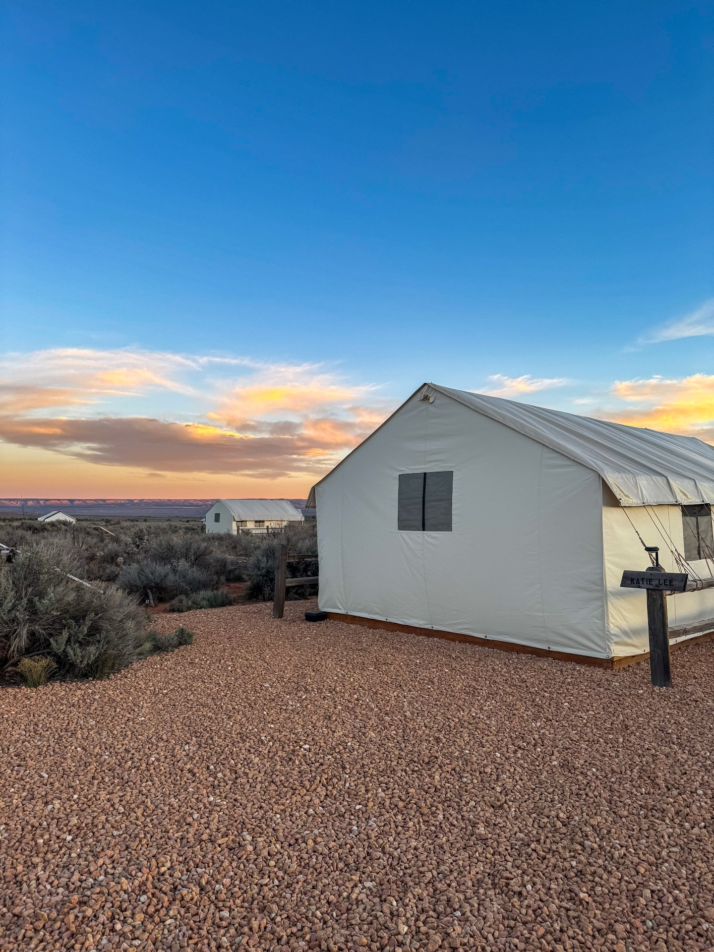 A perfect sunset for the perfect opening day. 🤠❤️⛺️

Katie Lee is open this weekend (yes, she's the one sporting the new canvas) and the weather is looking absolutely perfect. 

Ready to join us? Link is in our bio! 

#basecamp37 #basecampkanab #uta