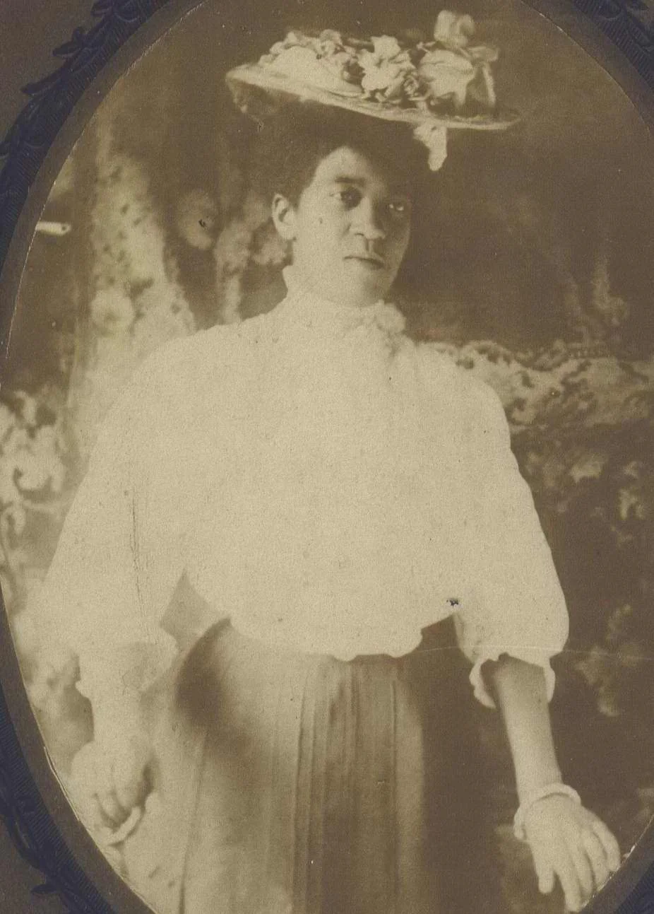 belle holmes pho01594-1.jpg