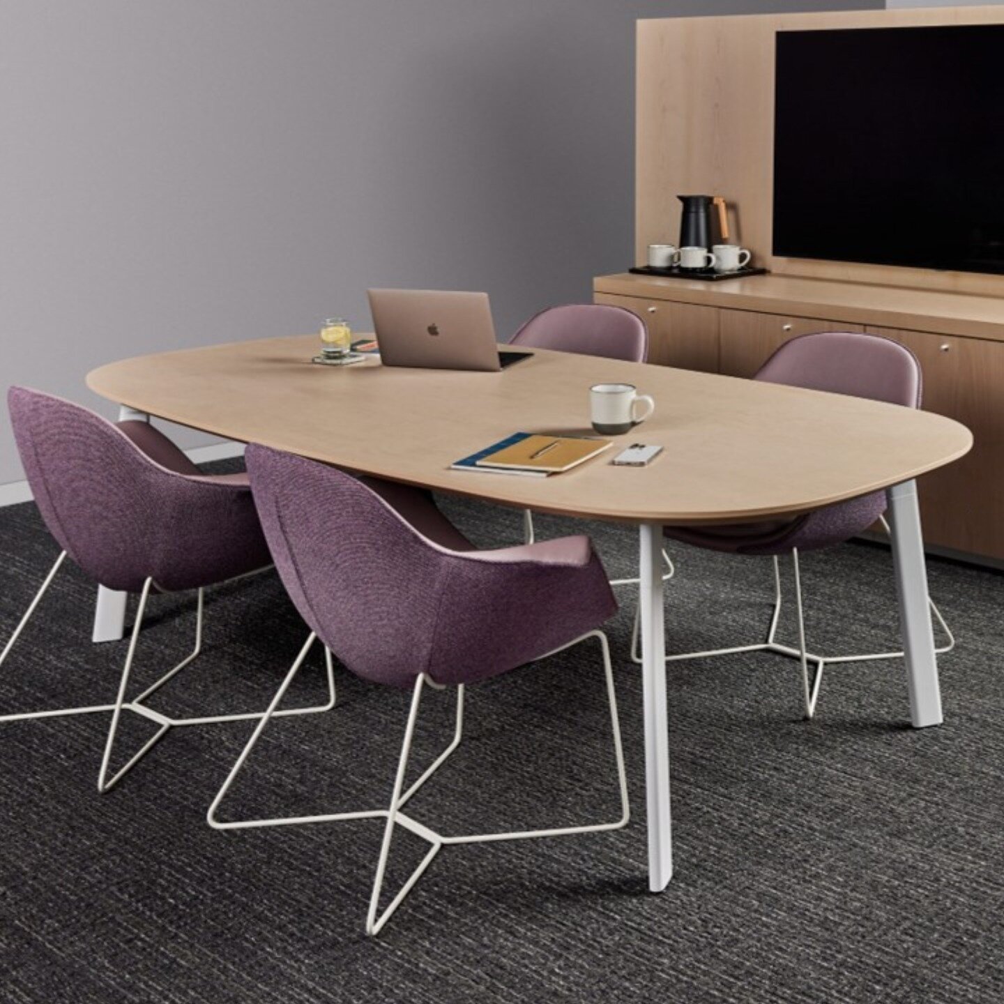 Looking for a light, elegant conference room solution? Check out Rhoi + Pleat by @tuohyfurniture. Fresh, elegant, made in MN. 🖤
.
.
.
.
.
#TuohyFurniture #ContractFurniture #TuohyRhoi #TuohyPleat #OfficeDesign #MadeInMN #InteriorDesignInspo #Interio