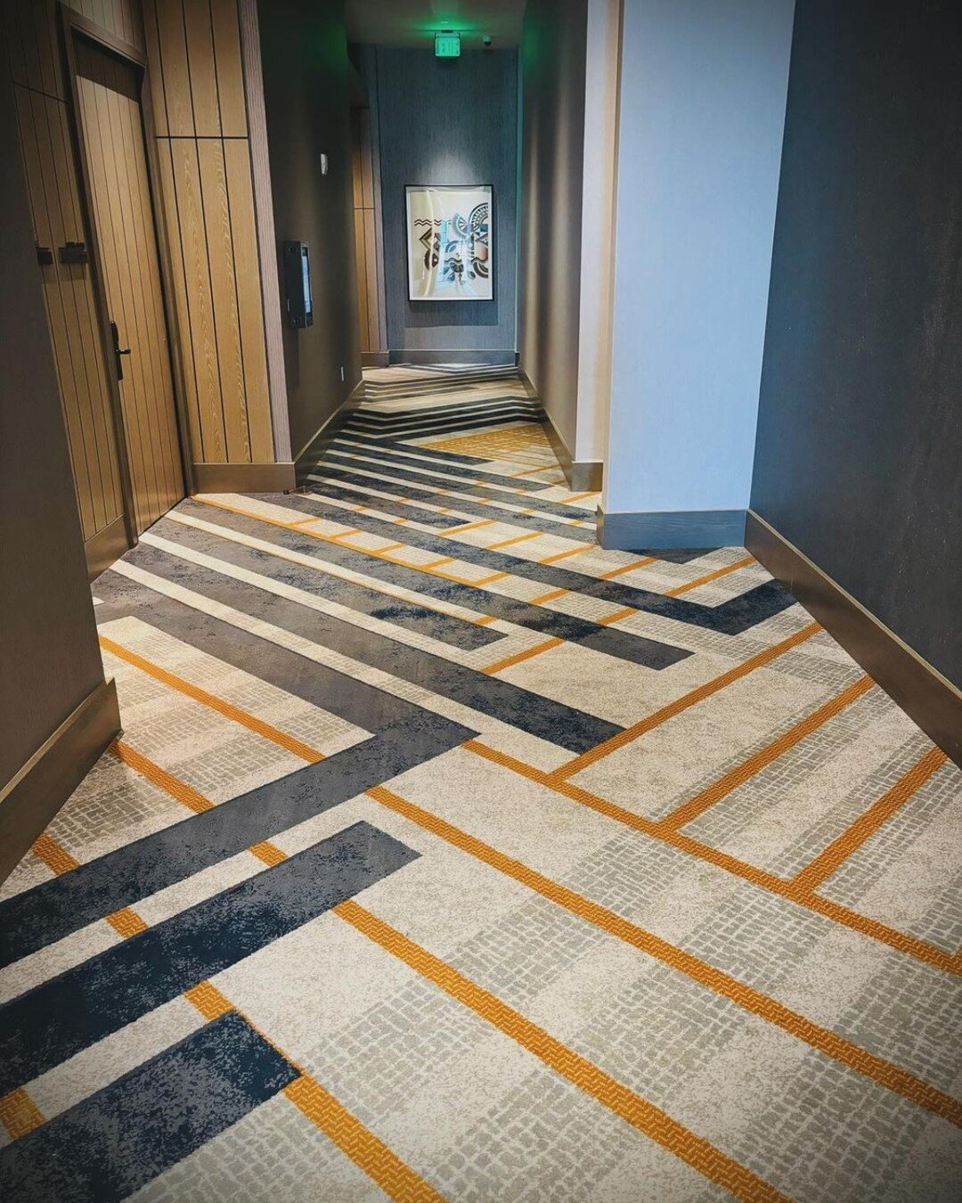 Stunning Brintons install in Tempe, AZ.🤩 The public space carpet at the Omni Tempe property perfectly complements the architecture and natural elements of the space!

@brintonsamericas
.
.
.
.
.
#Brintons #BrintonsCarpets #HospitalityDesign #Commerc