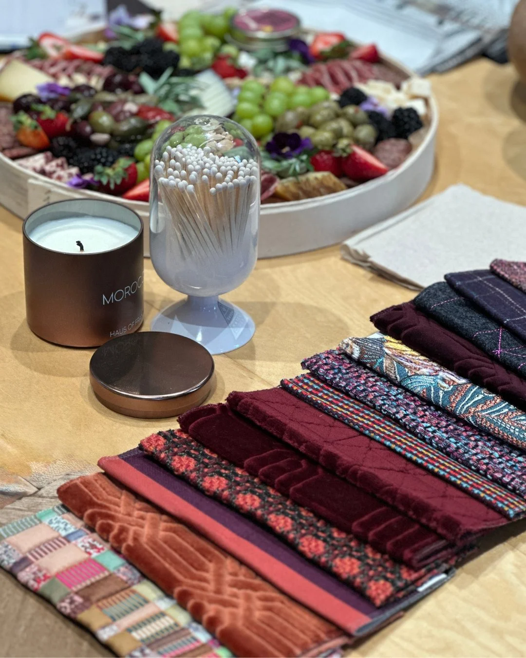 We very much like it when our samples match the food 😋 ⁠
⁠
📸: Showcasing a variety of Brentano collections
