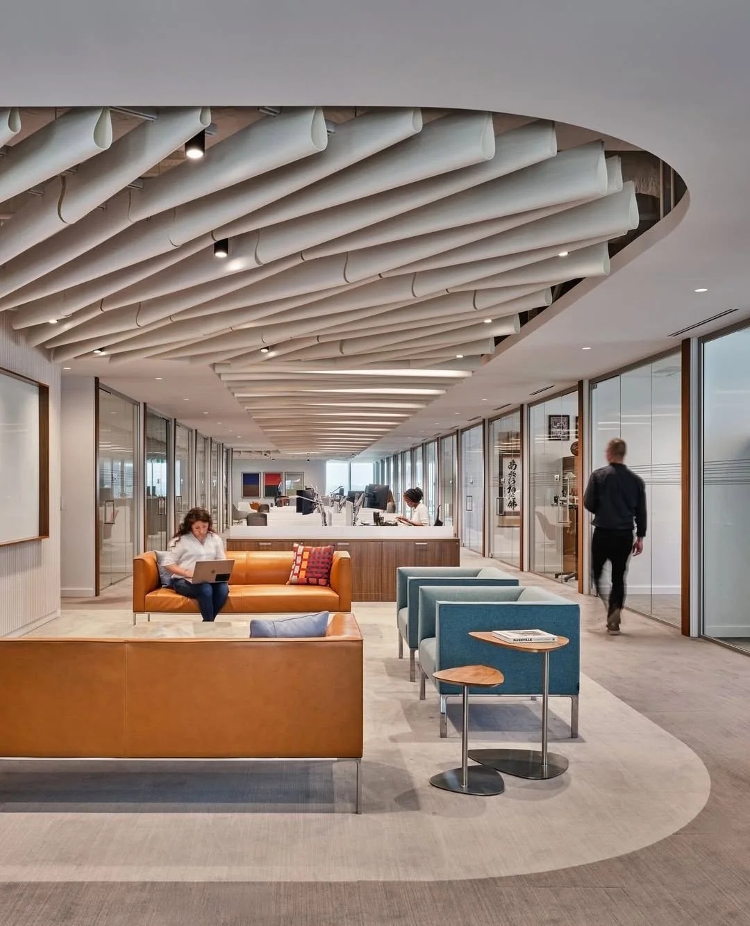 Drop by Turf deserves its own moment💧⁠
⁠
Drop&rsquo;s hoop-like baffles are flexible in height, letting you lead the creative process. This project varied each baffle&rsquo;s height for added dimension up top. Zoom in for a closer look🔍︎