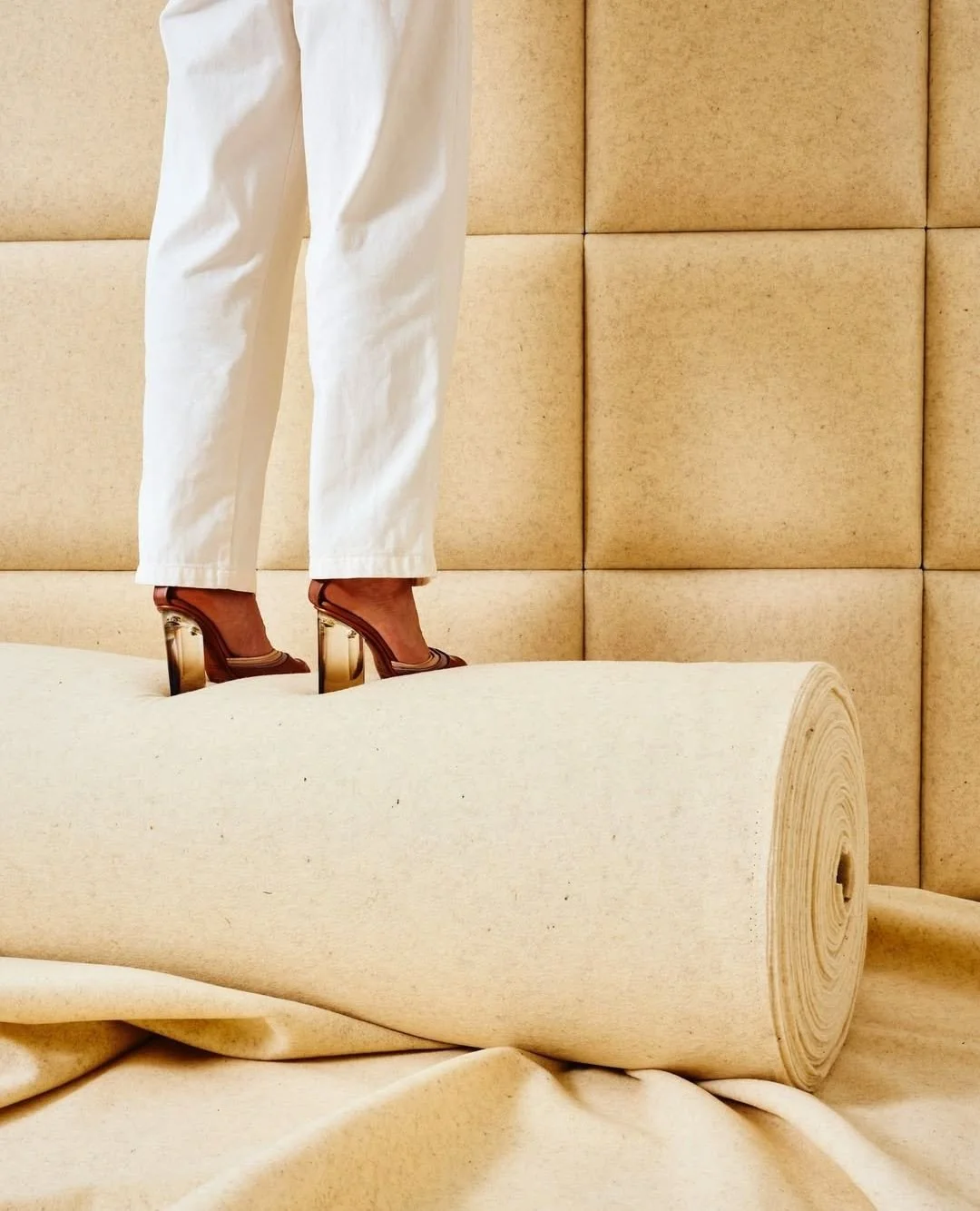 Through an in-depth analysis 🤔 into the history of wool processing and the various sheep 🐑 breeds, Slalom concentrates on the close connection between man and the animal world 🤝🏻; the gaze changes, it goes beyond the anthropocentric perspective a