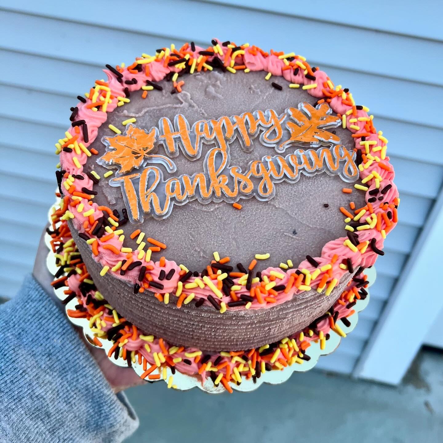 Order an ice cream cake for Thanksgiving! 🦃 You get two choices of ice cream for inside plus a choice of vanilla or chocolate frosting on the outside! 😍 Easy pick up in Abington or delivery available! ➡️ www.ElliesTreats.com