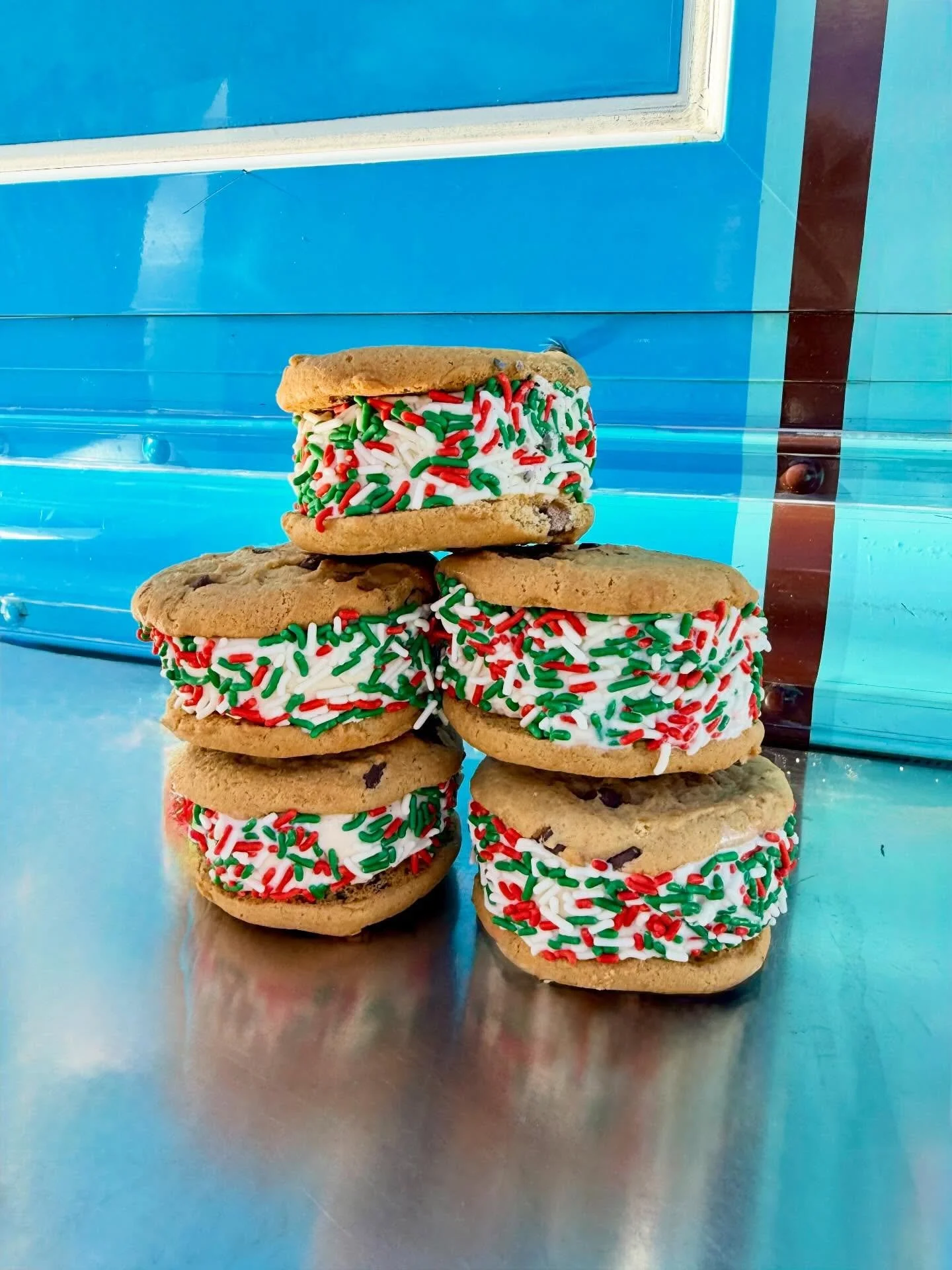 It&rsquo;s the most wonderful time of the year! 🎄🎅🏻 Keep us in mind for all of your holiday dessert needs! Our holiday menu is LIVE!

www.ElliesTreats.com ✨ ✨