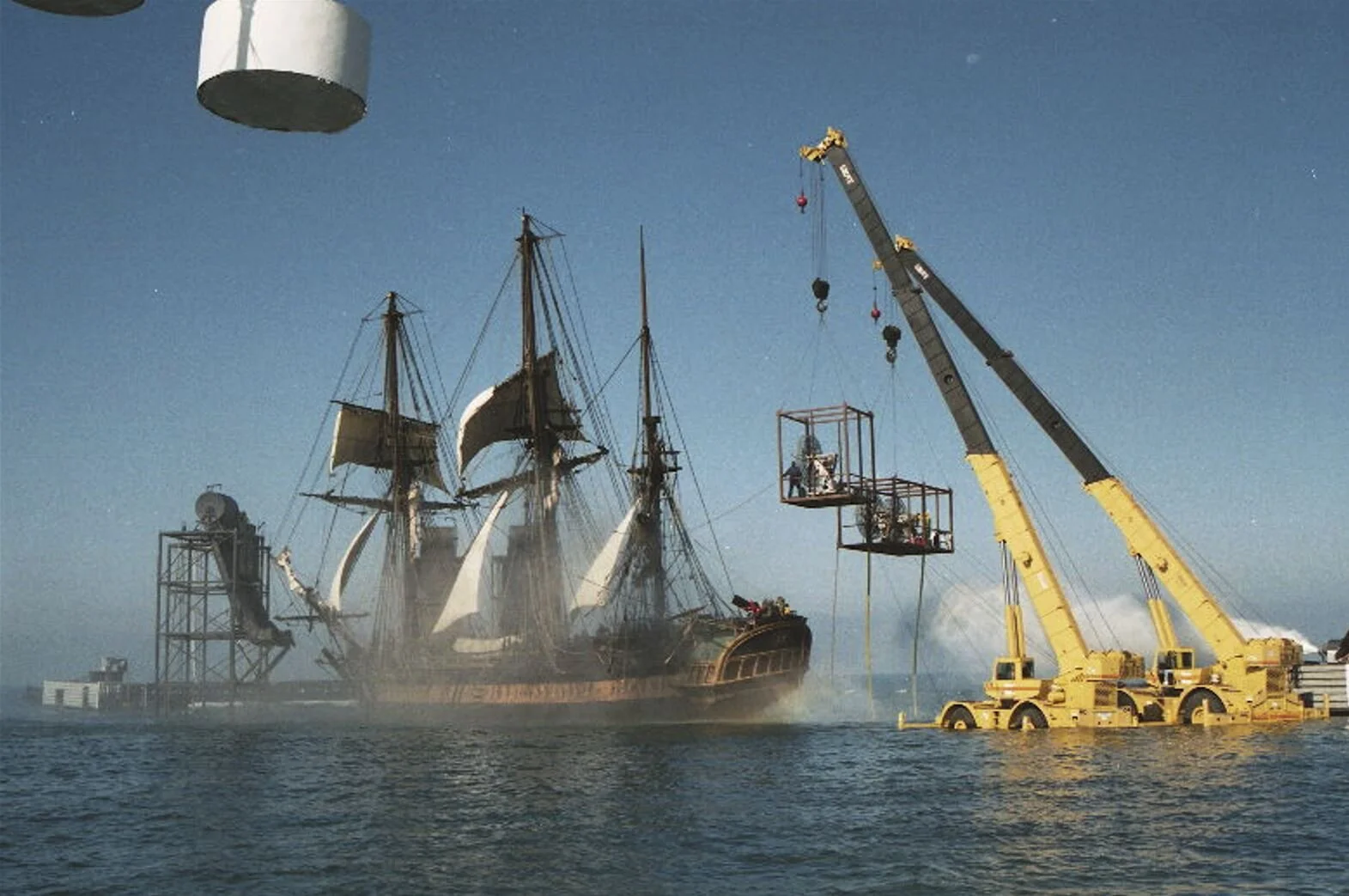  An interesting bit of trivia. Notice the camera crane rigs. Technocranes were just not capable of covering such a large set piece at that time. 