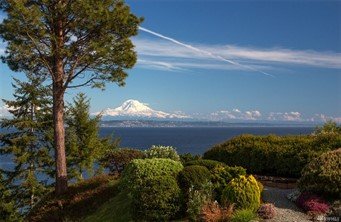 10438 NE Brackenwood Ln, Bainbridge Island | $930,000