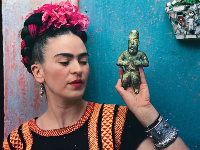 Kahlo with an Olmeca figurine, Coyoacán 1939 CREDIT: NICKOLAS MURAY