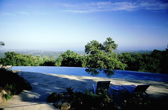 Dreary days have us dreaming of these warm pool days we&rsquo;re seeing in our forecast&hellip; ☀🌴😎
.
.
.
Photographer: Bill Zeldis
Architect: @nmaarchitects
Contractor: Paul Franz Construction