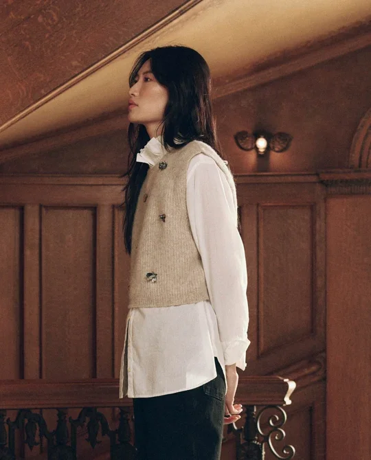 THE-GREAT-LOOK-38-THE-EMBELLISHED-BRUSHED-MELANGE-SWEATER-VEST-FAWN-THE-RUFFLE-NECK-SHIRT-WHITE-THE-WAYNE-JEAN-BLACK-1803_540x.webp (Copy)