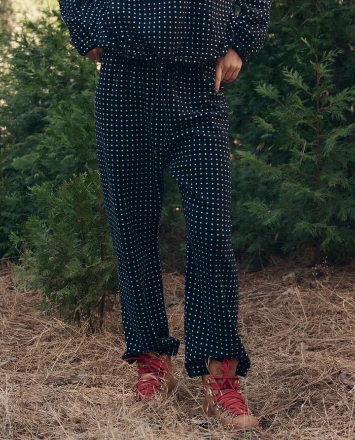 THE-GREAT-LOOK-14-THE-CAMPFIRE-HOODIE-BLACK-DOT-THE-CAMPFIRE-SWEATPANT-BLACK-DOT-0387_1_720x.webp
