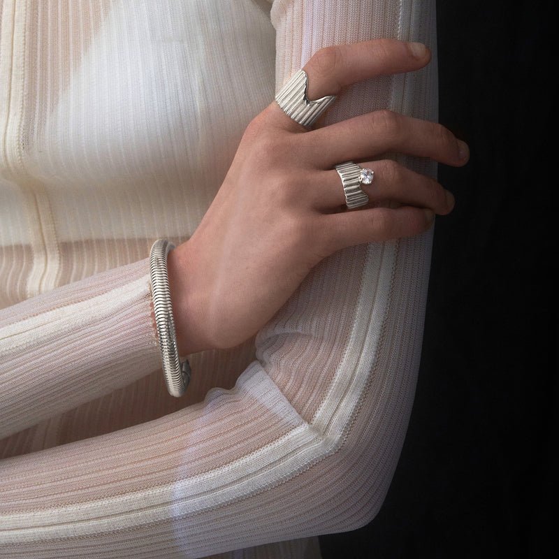 lady-grey-ouro-bracelet-strata-rings.jpg (Copy)