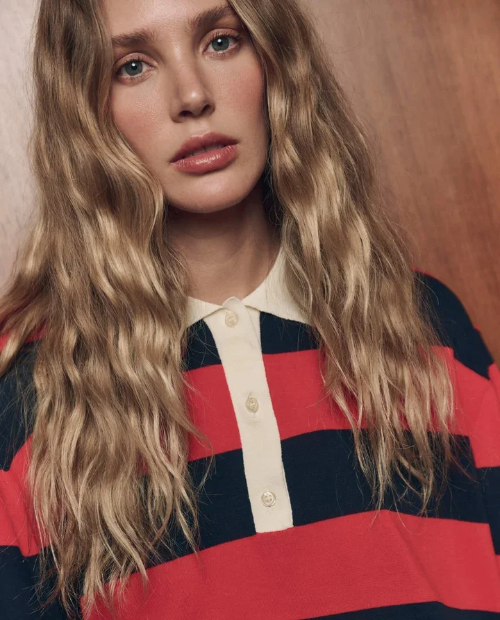 THE-GREAT-LOOK-08-THE-ACADEMY-POLO-SWEATER-HOT-RED-LEAGUE-STRIPE-THE-MENSWEAR-TROUSER-NAVY-JACQUARD-03056_720x.webp (Copy)
