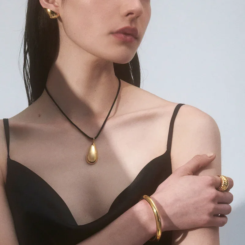 lady-grey-celia-necklace-gold-2.webp (Copy)
