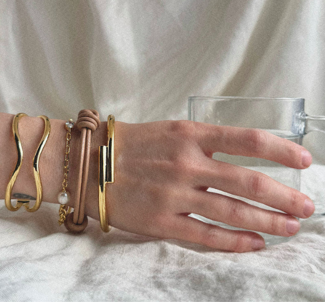 STAGGER BANGLE