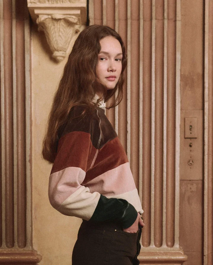 THE-GREAT-LOOK-25-THE-PIECED-STRIPE-VELOUR-COLLEGE-SWEATSHIRT-RAAVINE-STRIPE-THE-FORD-JEAN-TARNISHED-BROWN-02047_720x.webp