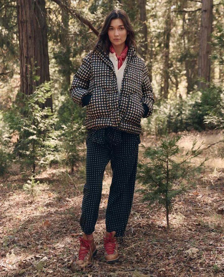 THE-GREAT-LOOK-16-THE-POLAR-PUFFER-BLACK-PAISLEY-THE-CAMPFIRE-PULLOVER-BLACK-DOT-0476_720x.webp
