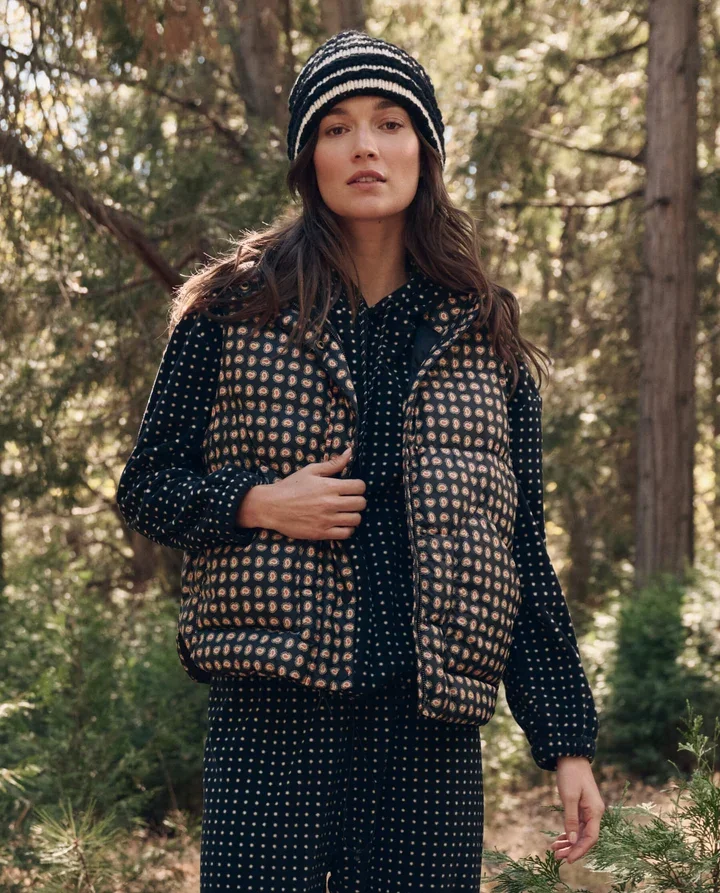 THE-GREAT-LOOK-17-THE-CAMPFIRE-HOODIE-BLACK-DOT-THE-CAMPFIRE-SWEATPANT-BLACK-DOT-THE-POLAR-VEST-BLACK-PAISLEY-0601_1_720x.webp