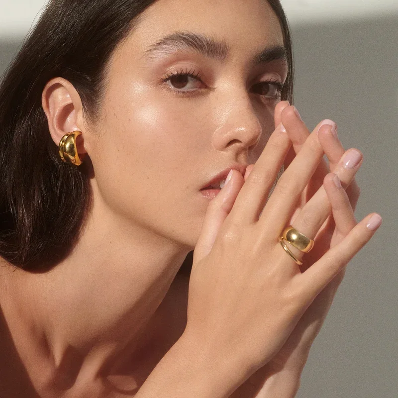 lady-grey-halo-ring-gold-1.webp (Copy)