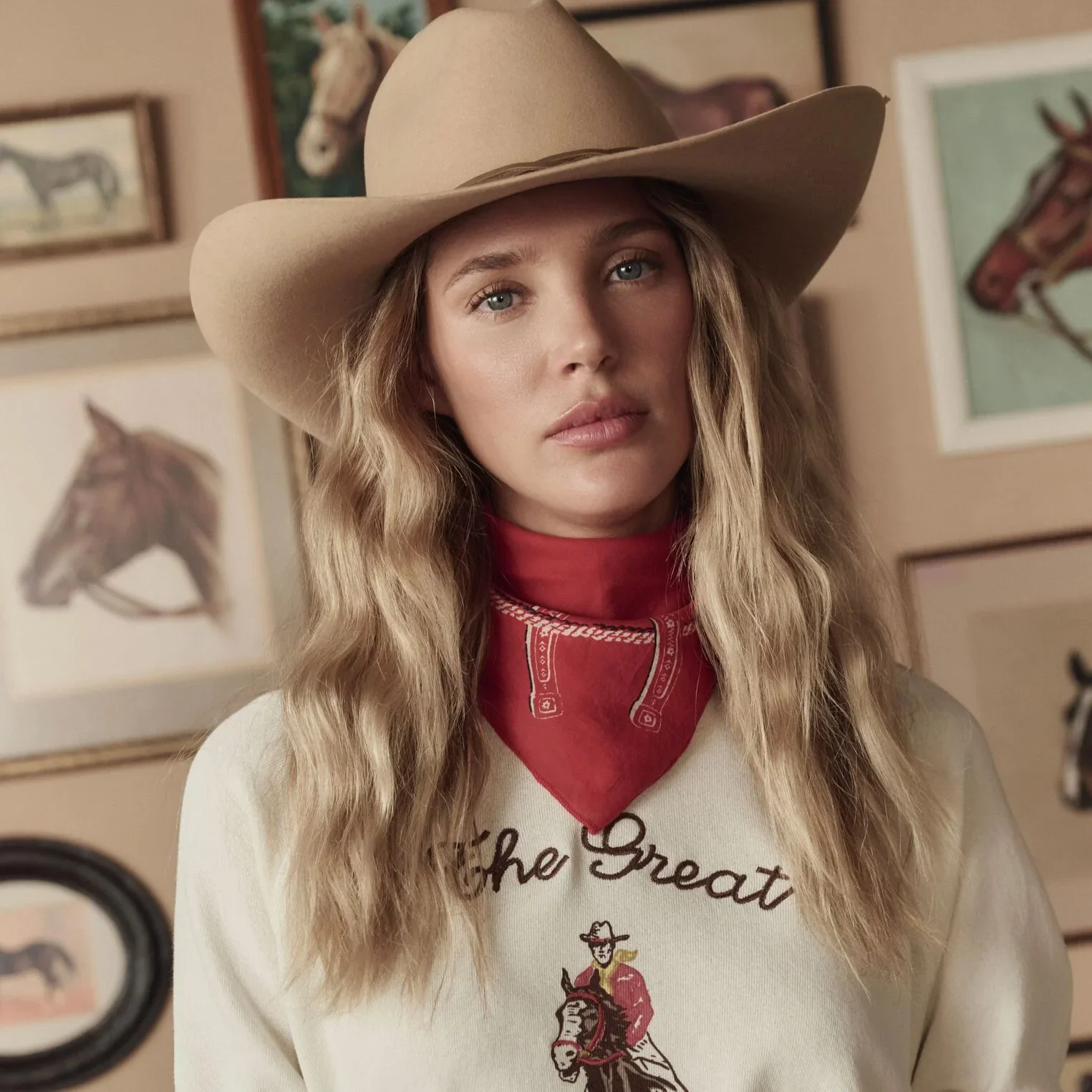 LOOK-4-THE-COLLEGE-SWEATSHIRT-W-STETSON-GRAPHIC-WASHED-WHITE-THE-WESTERN-EMBROIDERED-HIGHLAND-SKIRT-CREAM_01799_-_PDP_Crop.webp (Copy)