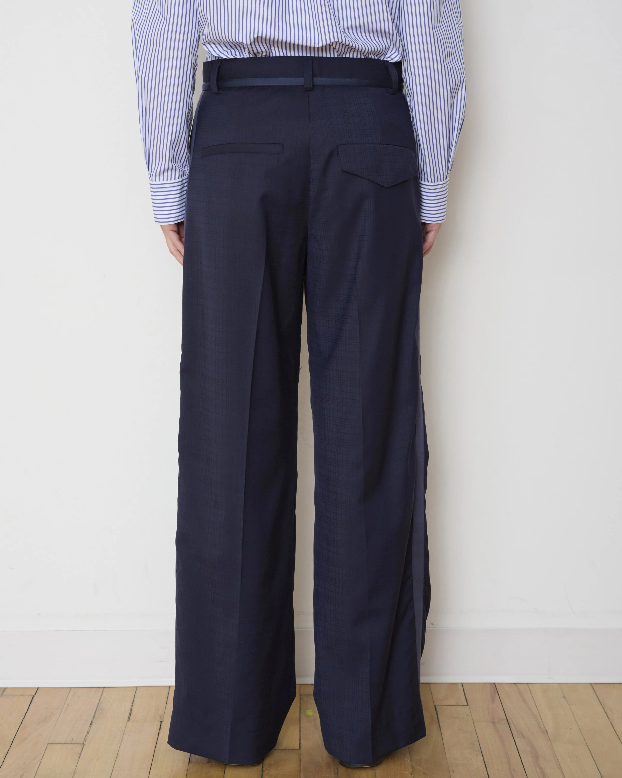 RPT0263-THE-TUXEDO-TROUSER-467_NAVY-CHECK_LIFESTYLE-3.jpg