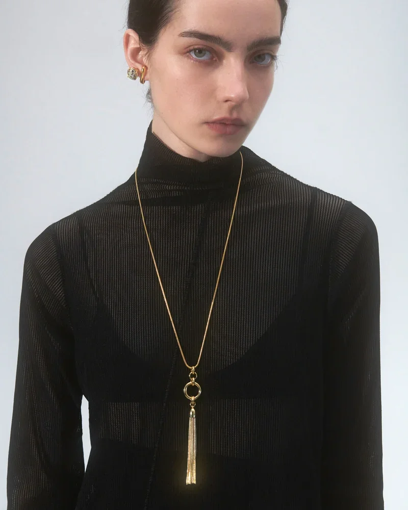 lady-grey-cleo-necklace-2.webp