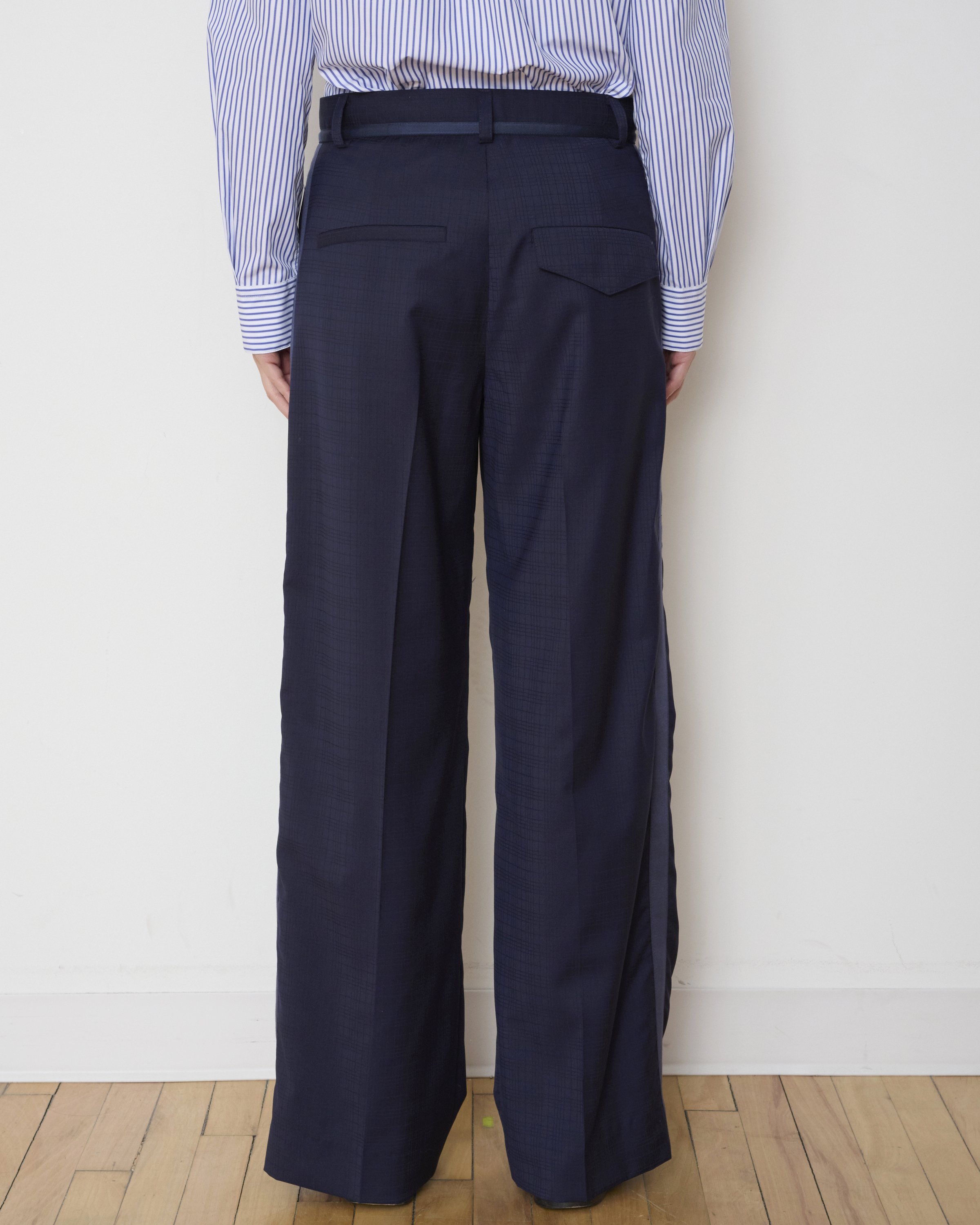 RPT0263-THE-TUXEDO-TROUSER-467_NAVY-CHECK_LIFESTYLE-3.jpg