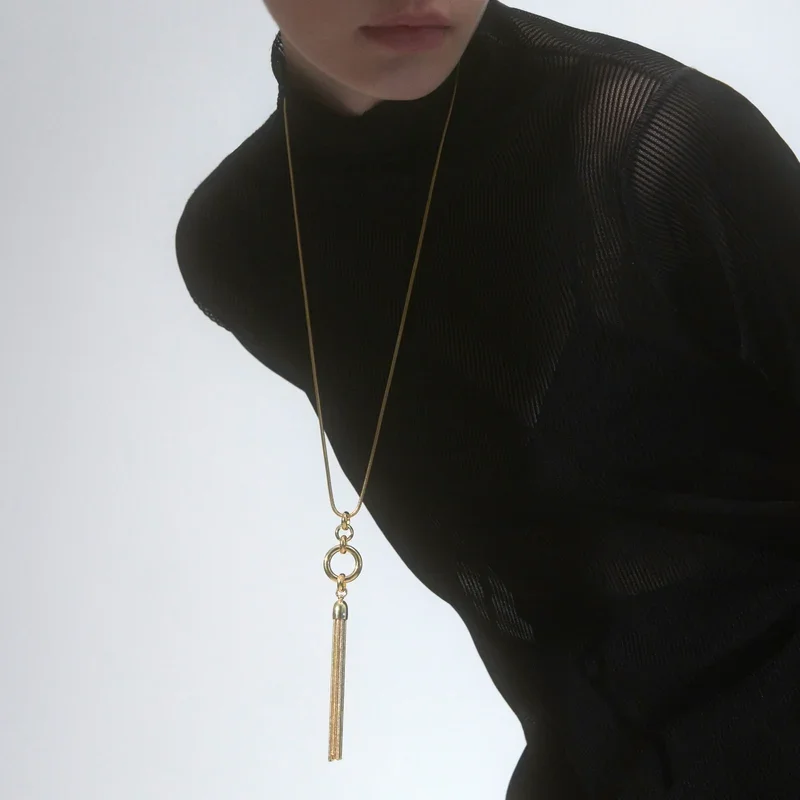 lady-grey-cleo-necklace-02.webp