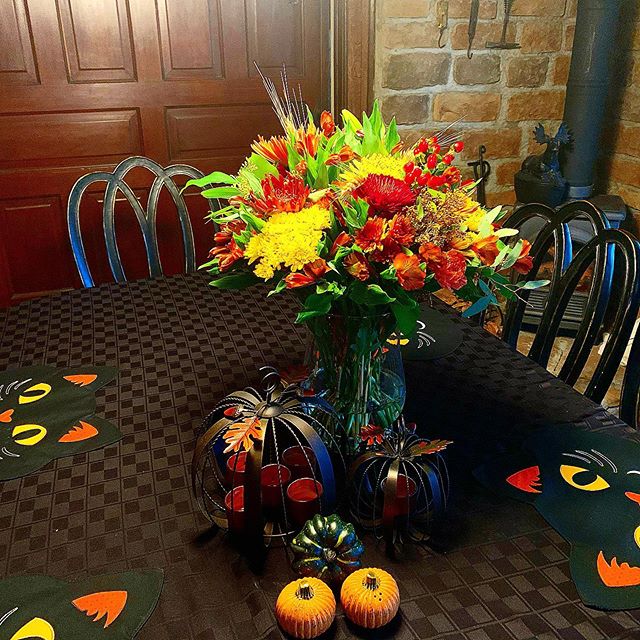 🍁Loving the crisp weather!  Fall flowers to me, from me.  Kitty placemats for the kiddo. What do you do to bring fall indoors?