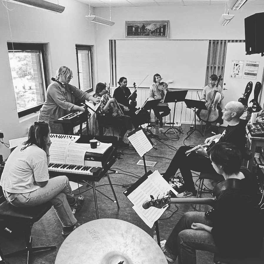 This week @wefloatband have had the pleasure to rehearse and explore new music together with @vindlastringquartet 💙

Come and hear the result at @victoriateatern November 29th!

And a huge thanks to @swedish_arts_grants_committee for making this pos