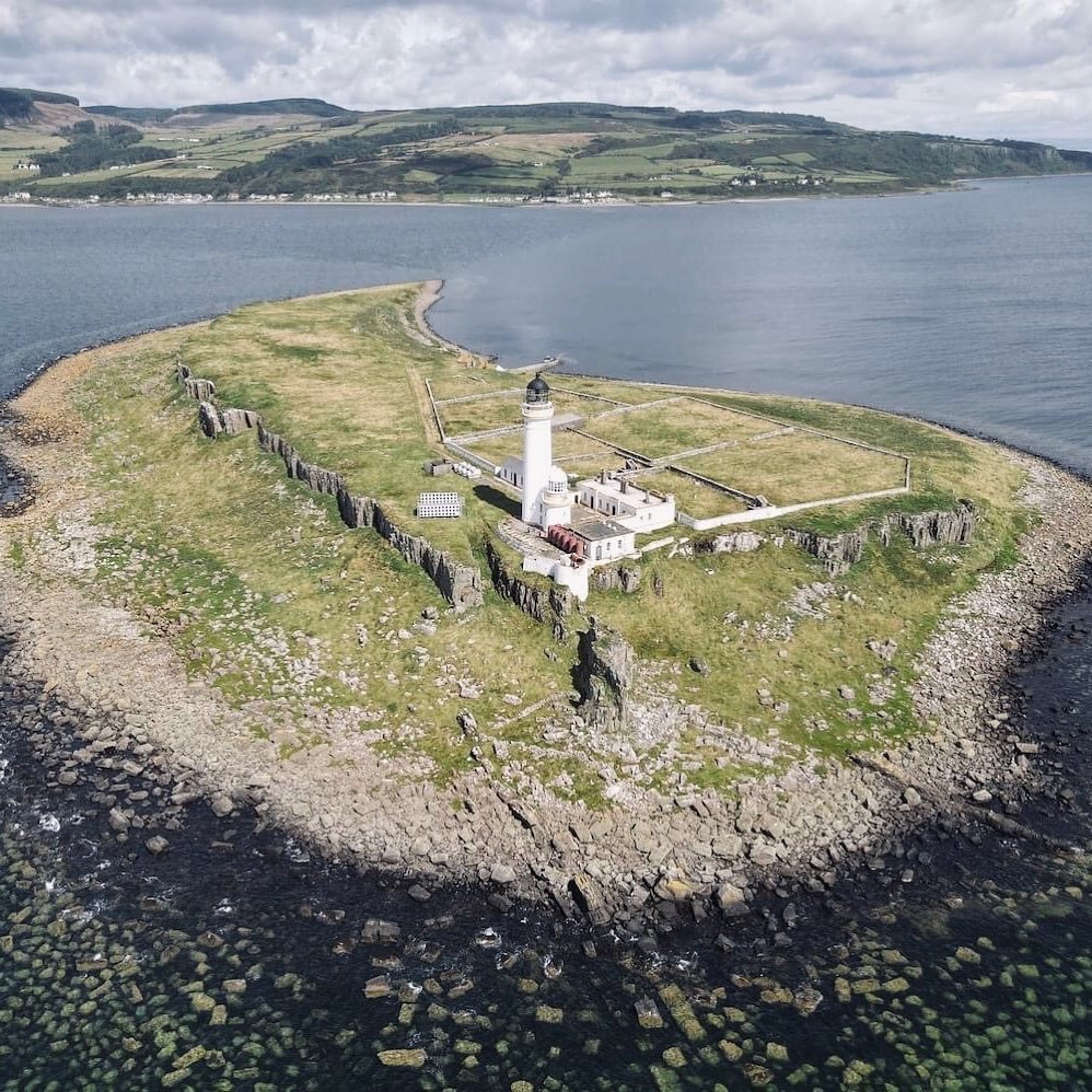 Awesome image of #Pladda Island and lighthouse off #Arran from our charter on Sunday. Glorious weather too, unlike today! Working here back in the day must have been pretty special, and wild! #visitarran #thecoig #localinvite #mustseascotland #visits