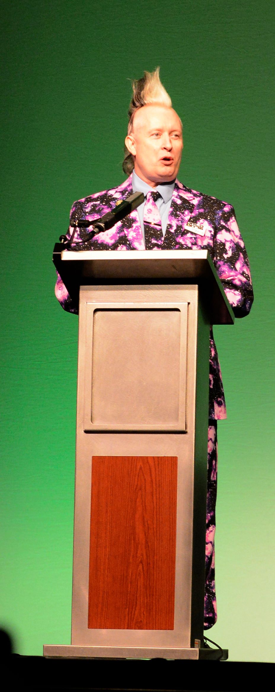 Kevin Roche speaking at the Worldcon76 opening ceremonies (Sent by Kevin Roche; photo by Howeird)