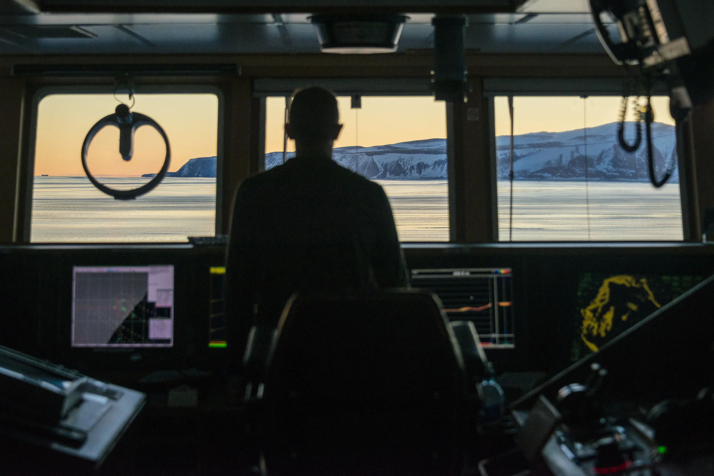  On the bridge of RV Tangaroa, close to Terra Nova Bay, Antarctica. [Dave Allen for NIWA] 