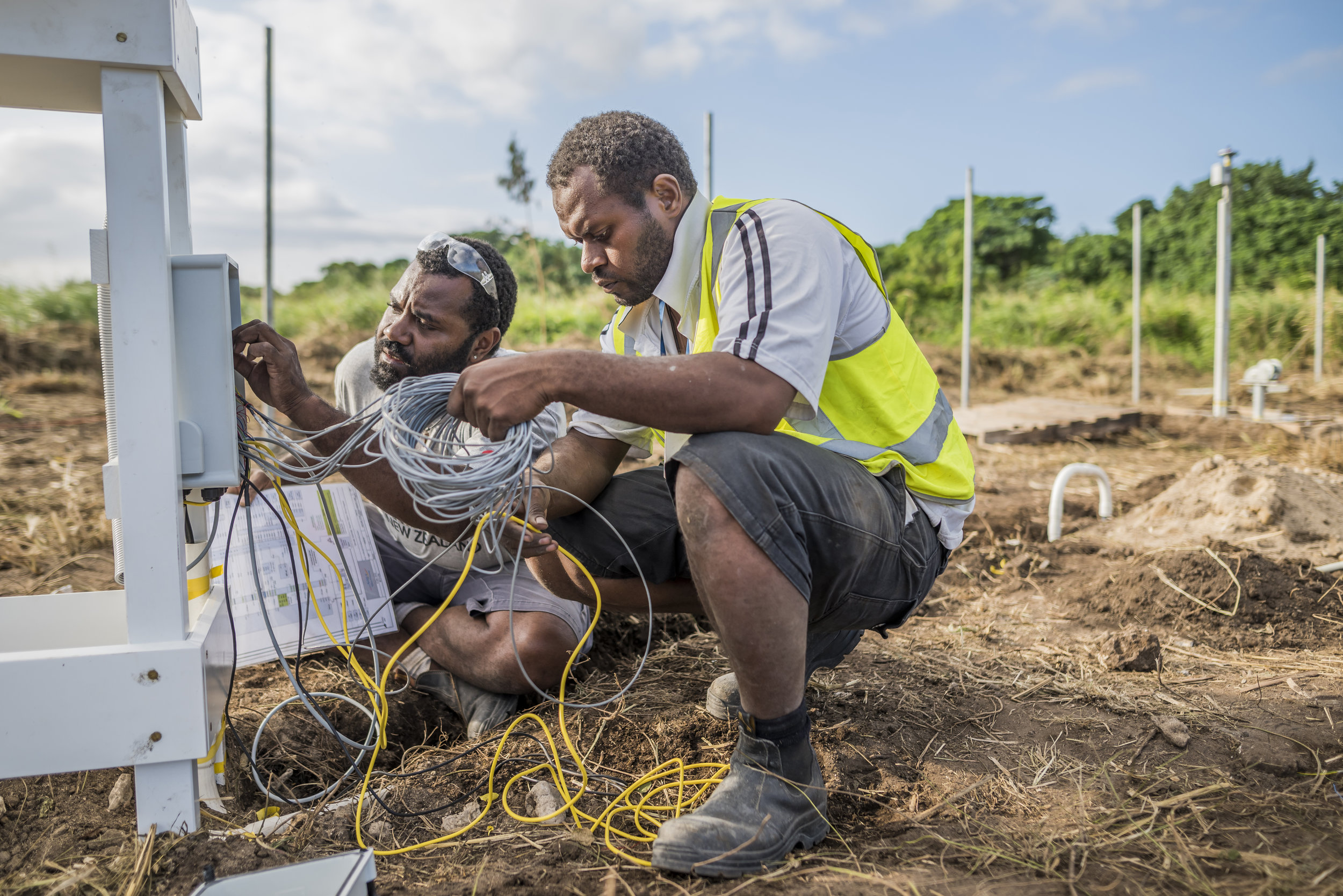  Local technicians in Vanuatu skillfully wire up a NIWA supplied Tier 1 weather station on the island of Tanna. [Dave Allen for NIWA] 