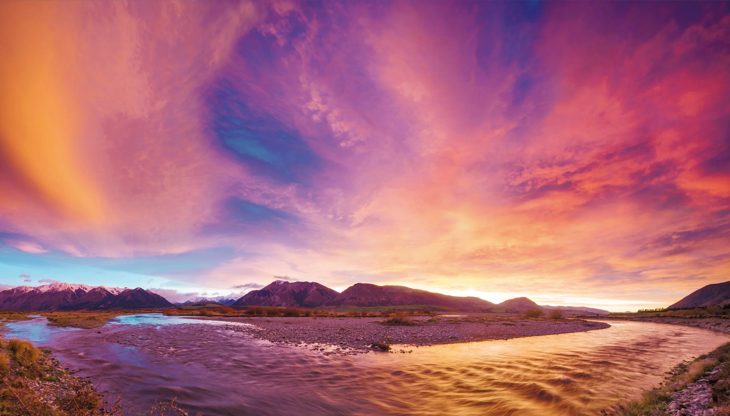  Early morning on the banks of the Rakaia, one of the largest braided river systems in New Zealand. [Dave Allen for NIWA] 