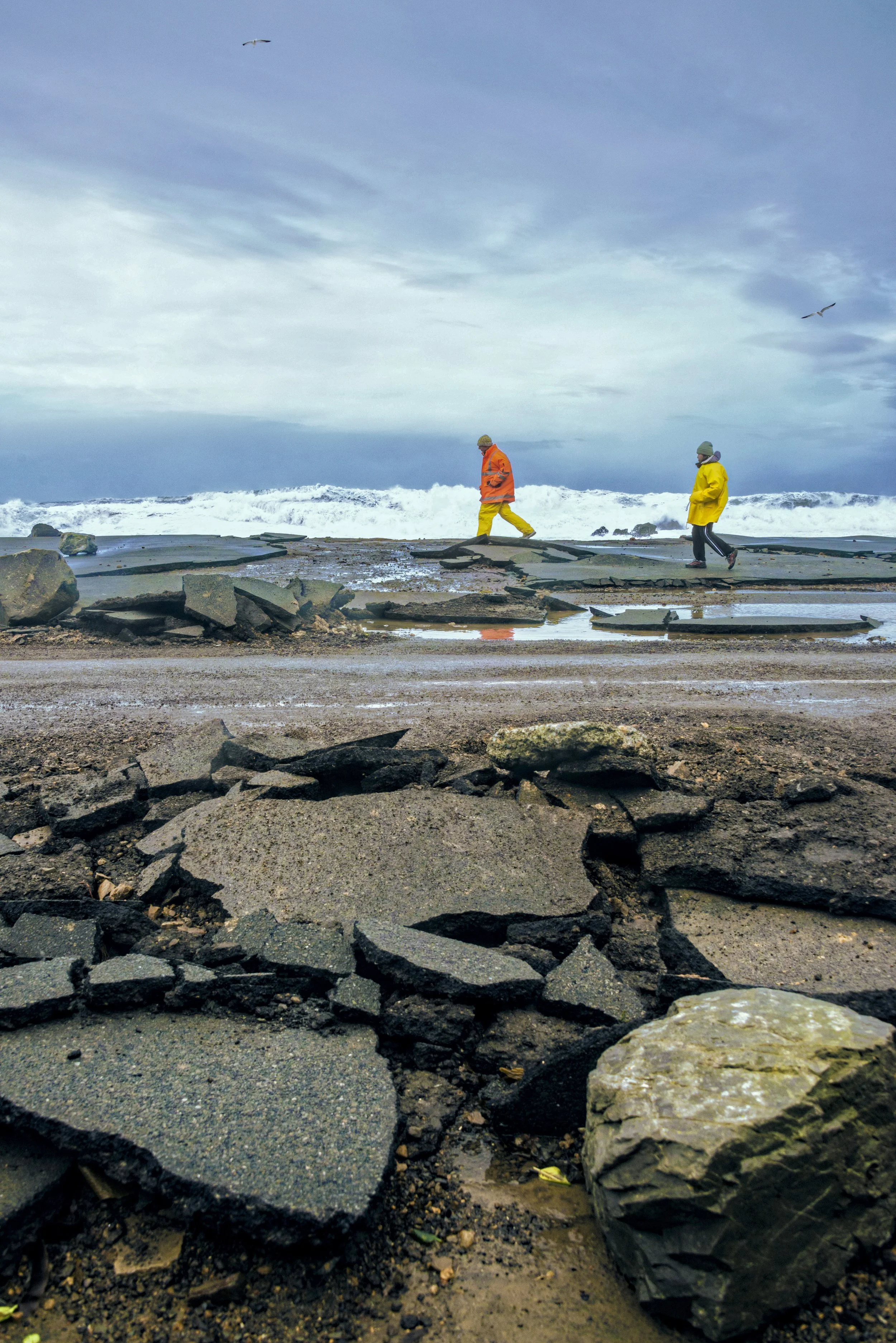  Wellington’s south coast often plays host to some of New Zealand’s most extreme weather. In June 2013, huge swells damaged the sea wall, roads and private property. [Dave Allen for NIWA] 