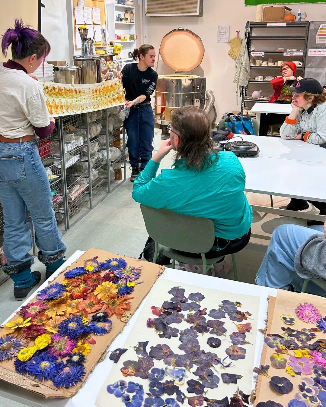🌸Last week @kiacyukon hosted the Yukon School of Visual Arts Foundation Year Program students for an eco-printing workshop with SOVA alumni @marie.spina and @its_.perry! Students worked with dried flowers to create prints on natural fabrics. 

Each 