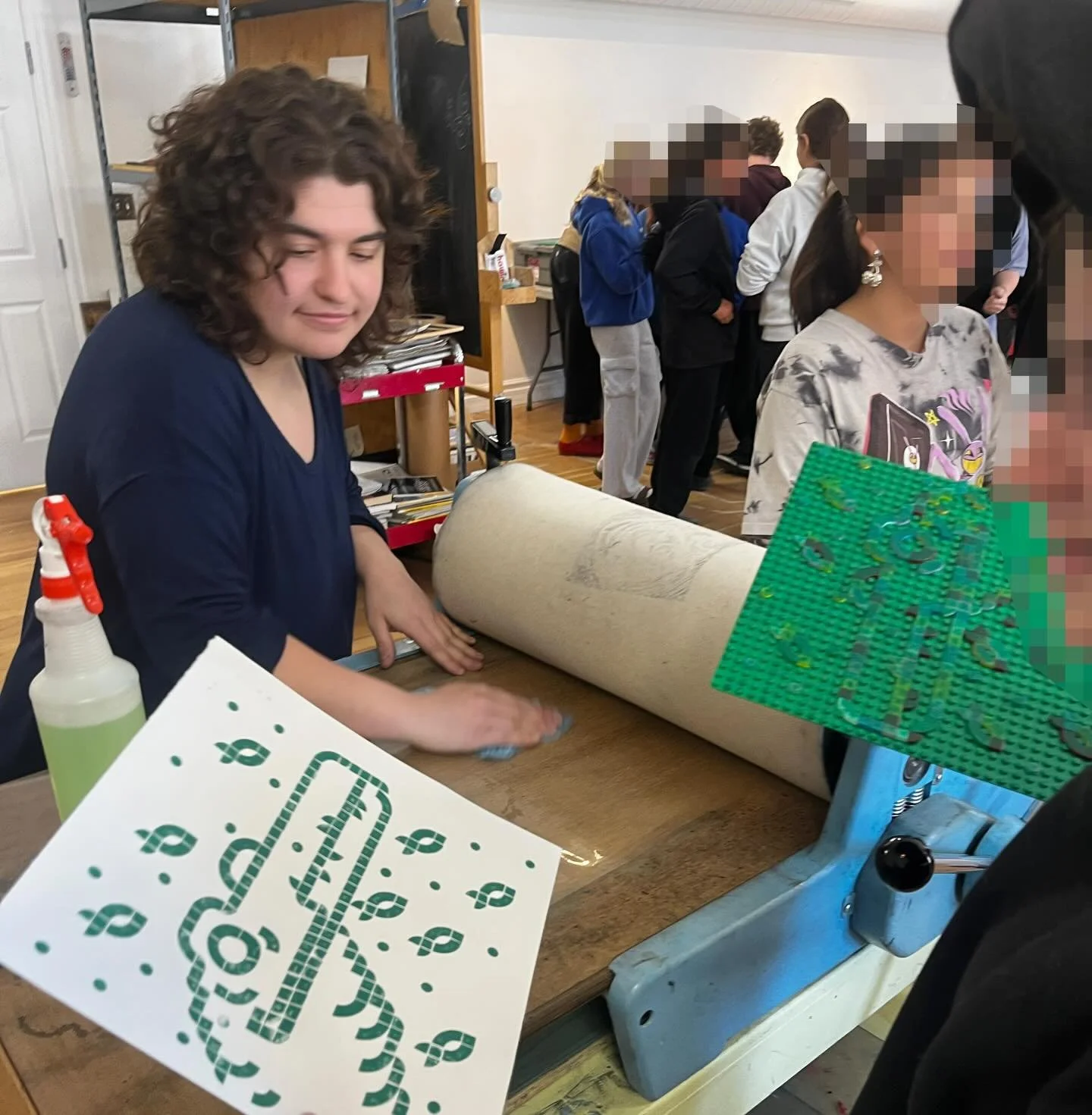 On Wednesday, May 27, we hosted more than 100 Kindergarten to Grade 7 students from H&auml;trʼunoht&auml;n zho/Robert Service School in the 2D studio. This was part of RSS &lsquo;Art Attack&rsquo; programming, SOVA provided lego-press and button-maki