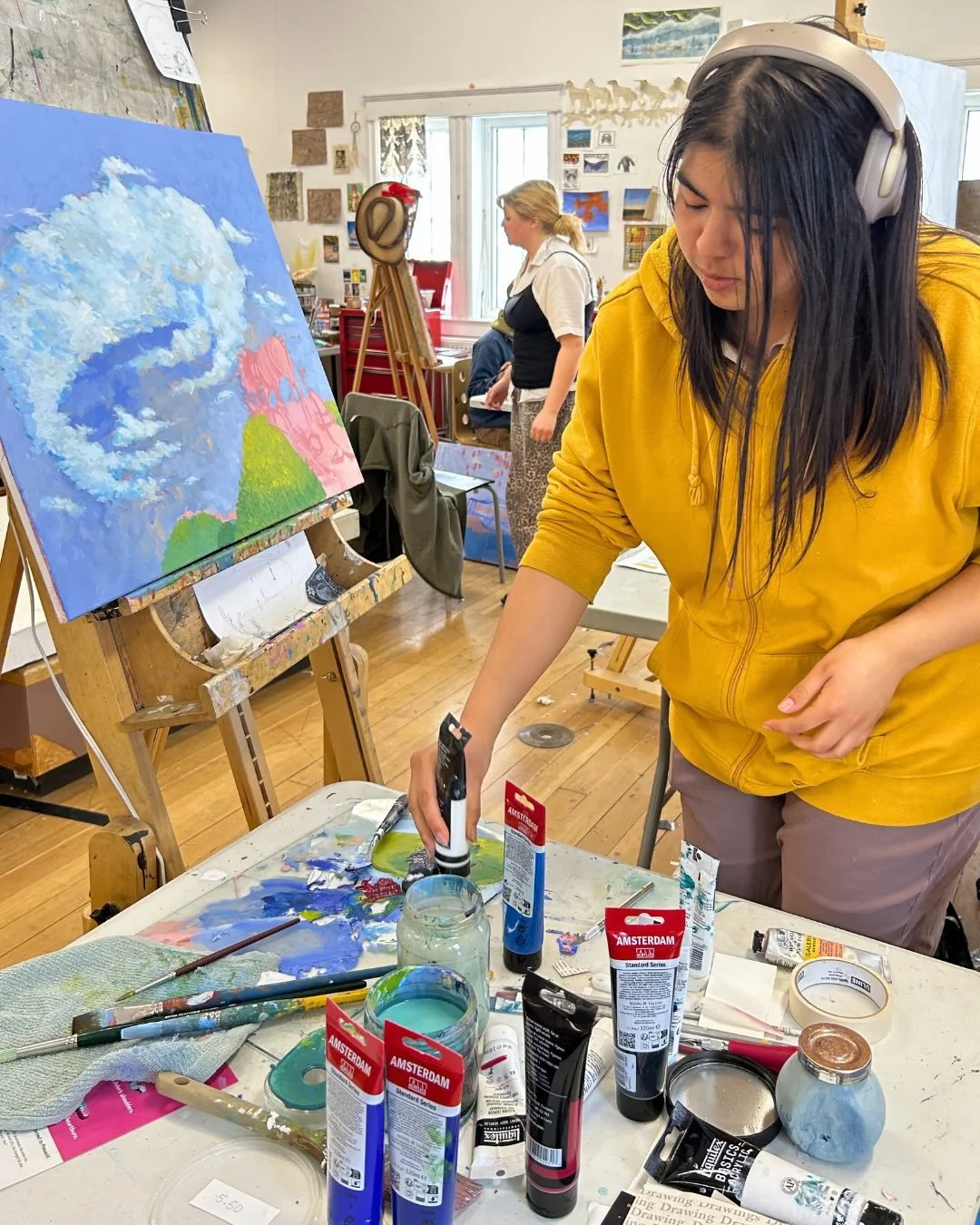 ✨In 2D Studio 102 Foundation Year Program students are working on their final independent painting &amp; collage assignments. During this module students focussed on acrylic painting techniques, including stretcher building, colour theory, mark-makin