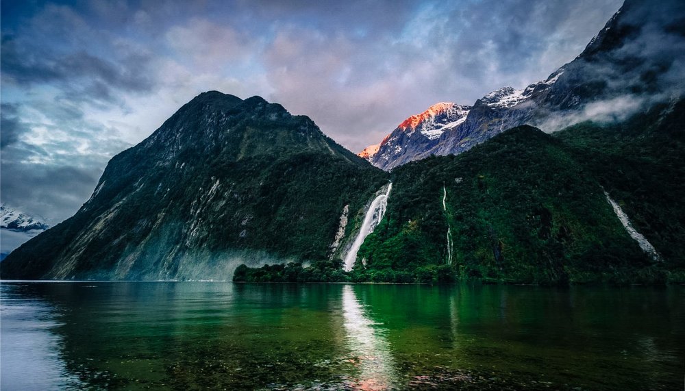 Bowen Falls fiordland new zealand.jpg